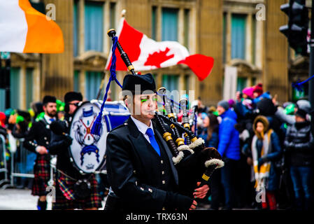 Habillé fanfare célébrant Saint Patricks Day au centre-ville de Montréal Banque D'Images