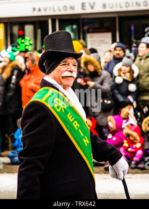 Montréal, Canada - le 17 mars 2019 : Les gens célébrant la Saint Patrick's Day Parade au centre-ville de Montréal Banque D'Images