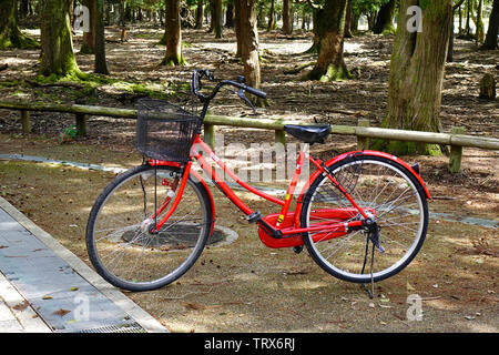 Nara, Japon - Apr 10, 2019. Un parking vélo rouge au parc de la ville de Nara, au Japon. Banque D'Images