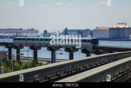 Tokyo, Japon - Apr 13, 2019. À l'aéroport de Haneda train monorail dans la journée ensoleillée. Première ligne monorail ouvert en 1964, l'avenir de l'Jeux olympiques d'été de 1964 Banque D'Images