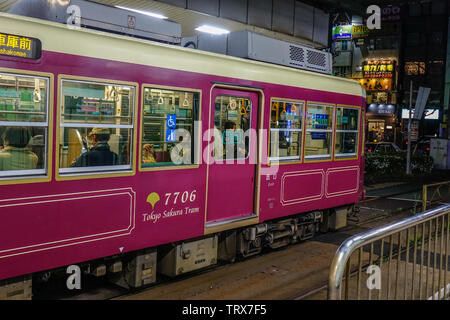 Tokyo, Japon - Apr 17, 2019. L'arrêt de tramway ancien style à la gare de Tokyo, Japon. L'industrie ferroviaire japonais a une longue histoire, a commencé à la fin des E Banque D'Images