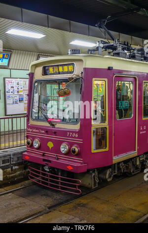 Tokyo, Japon - Apr 17, 2019. L'arrêt de tramway ancien style à la gare de Tokyo, Japon. L'industrie ferroviaire japonais a une longue histoire, a commencé à la fin des E Banque D'Images