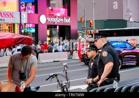 Les agents de police de la ville de New York parle avec un cycliste à Manhattan Banque D'Images