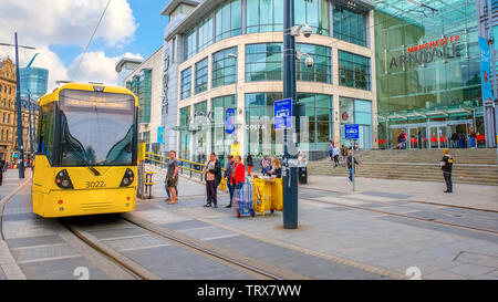 Manchester, UK - 18 mai 2018 : tramway Metrolink train léger dans le centre-ville de Manchester, au Royaume-Uni. Le système a 77 arrêts le long de 78,1 km et traverse des s Banque D'Images