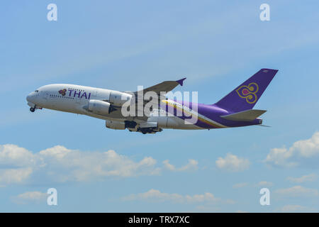 Osaka, Japon - Apr 18, 2019. Thai Airways HS-TUA (Airbus A380), décollant de l'aéroport de Kansai (KIX), à Osaka au Japon. Banque D'Images