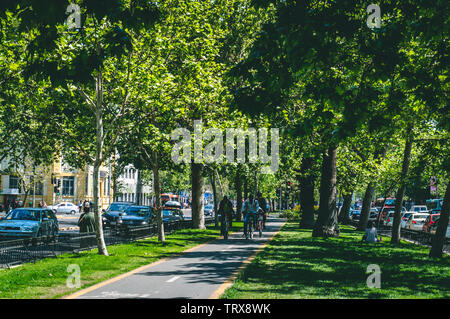 SANTIAGO, CHILI - Octobre 2015 : un vélo moyen avec des arbres au milieu de l'Alameda street, le plus important à Santiago Banque D'Images