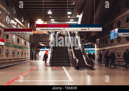 SANTIAGO, CHILI - AOÛT 2015 : Intérieur de la station du métro Tobalaba de Santiago Banque D'Images