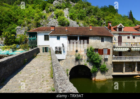 Le pont de Rijeka Crnojevića dans Rijeka Crnojevića, le Monténégro. Banque D'Images