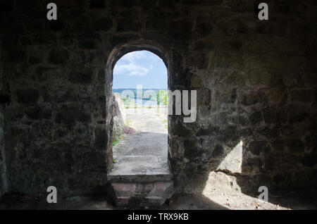 Embouchure de la rivière Chagres vu à travers les arcs d'une installation dans la région de Fort San Lorenzo Banque D'Images