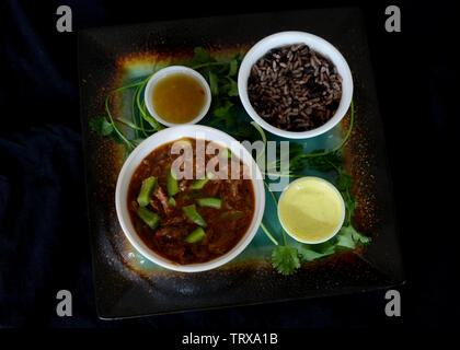 Cuisine cubaine dans le mode alimentaire sombre est Ropa Vieja avec congri Banque D'Images