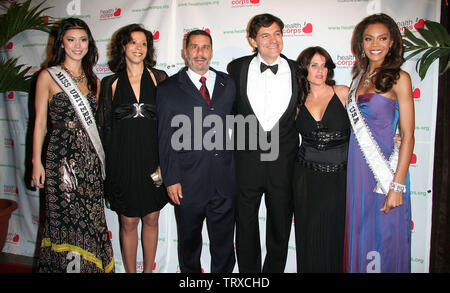 New York, USA. 17 avril, 2008. Miss Univers 2007, Riyo Mori, Michelle Paige Paterson, David Paterson, le Dr Mehmet Oz, Lisa Oz, Miss Texas, Crystle Stewart au jardin enchanté à Gala bénéfice HealthCorps au Hammerstein Ballroom. Crédit : Steve Mack/Alamy Banque D'Images