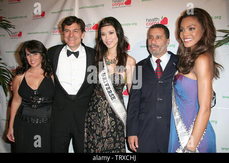 New York, USA. 17 avril, 2008. Lisa Oz, Le Dr Mehmet Oz, Miss Univers 2007, Riyo Mori, David Paterson, Miss Texas, Crystle Stewart au jardin enchanté à Gala bénéfice HealthCorps au Hammerstein Ballroom. Crédit : Steve Mack/Alamy Banque D'Images