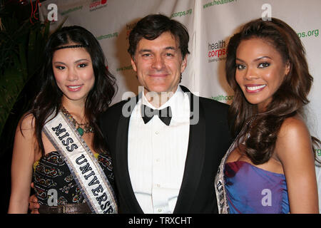 New York, USA. 17 avril, 2008. Miss Univers 2007, Riyo Mori, le Dr Mehmet Oz, Miss Texas, Crystle Stewart au jardin enchanté à Gala bénéfice HealthCorps au Hammerstein Ballroom. Crédit : Steve Mack/Alamy Banque D'Images