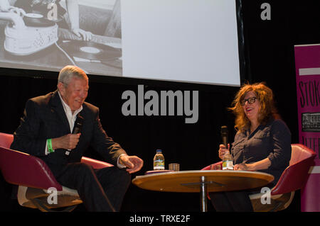 Alan Johnson MP sous Blair et Brown discute de ses mémoires avec Suzanne Moore, dans ma vie, une mémoire de la musique au Festival littéraire de Stoke Newington Banque D'Images