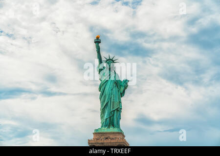 Statue de la liberté, New York City Against Cloudy Blue Sky Background. L'espace de copie, le patriotisme, heureux de suite de juillet, jour de l'indépendance, les concours Banque D'Images