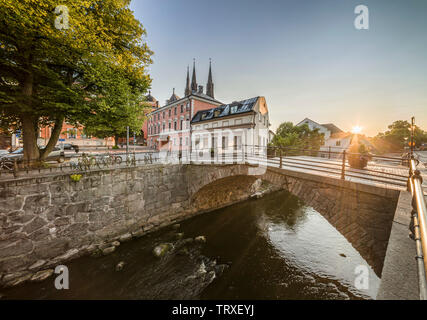 Vieux pont de pierre, Dombron, à la rivière Fyris (Fyrisan) au coucher du soleil à Uppsala centre-ville. La Suède, Scandinavie. Banque D'Images