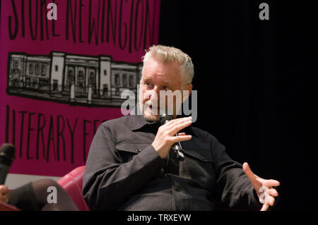 Billy Bragg sur la scène du Festival littéraire de Stoke Newington 2019 dans l'hôtel de ville sur la rue de l'église le 9 juin 2109 Banque D'Images