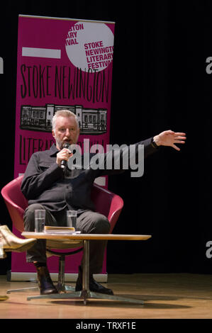 Billy Bragg sur la scène du Festival littéraire de Stoke Newington 2019 dans l'hôtel de ville sur la rue de l'église le 9 juin 2109 Banque D'Images