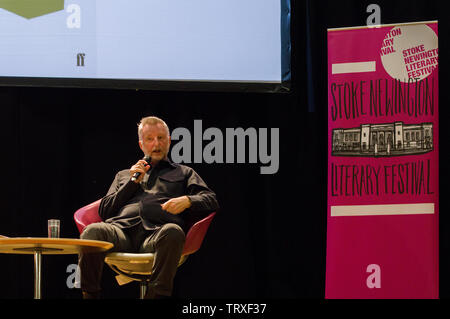 Billy Bragg sur la scène du Festival littéraire de Stoke Newington 2019 dans l'hôtel de ville sur la rue de l'église le 9 juin 2109 Banque D'Images