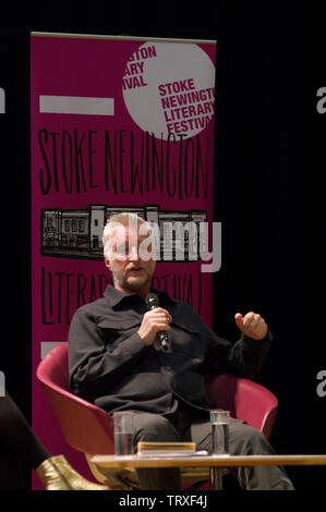 Billy Bragg sur la scène du Festival littéraire de Stoke Newington 2019 dans l'hôtel de ville sur la rue de l'église le 9 juin 2109 Banque D'Images