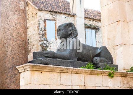 Split, Croatie, Sphinx égyptien et d'arches de l'ancien Empire Romain sur l'intérieur du péristyle de Dioclétien dans la vieille ville Banque D'Images