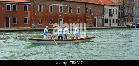 L'équipe d'aviron de Venetain à l'île de Murano Venise Italie. Banque D'Images