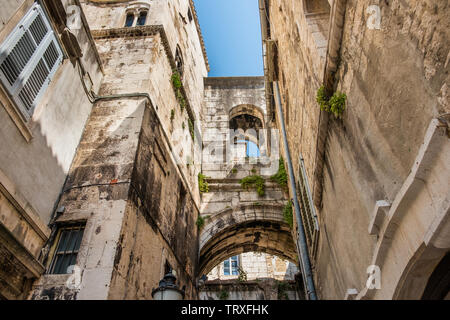 Maisons en pierre avec des fenêtres et balcons dans rue étroite de la vieille ville de Split, en Croatie, à l'intérieur du palais de l'empereur romain Dioclétien Banque D'Images