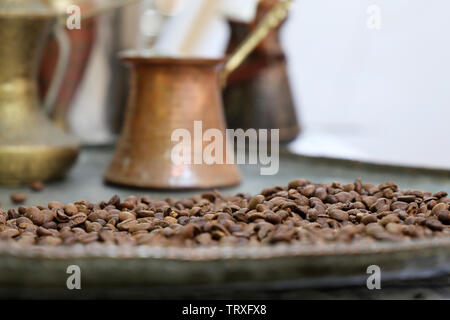 Les grains de café sur une plaque de cuivre et de vieux pot de café turc. Vieux cafe à Istanbul Banque D'Images