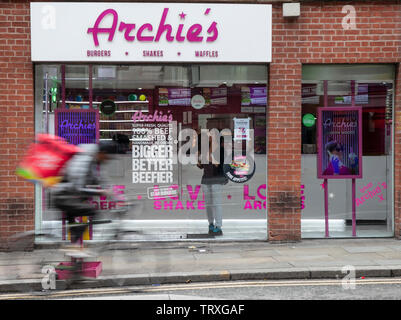 Brisé Viande bovine pour la vente à Archie's, avec des hamburgers, des milk-shakes, ou des gaufres. Traiteur à Manchester, UK Banque D'Images