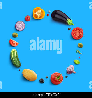 Légumes sur fond bleu, vue de dessus, forme arrondie de légume avec de l'espace vide pour le texte Banque D'Images