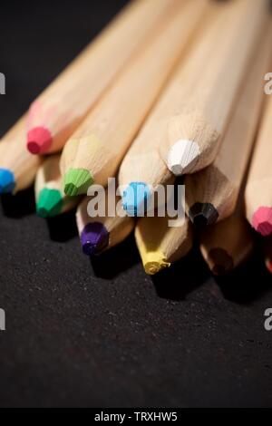 Groupe des crayons sur une table. Banque D'Images