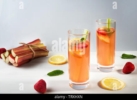 Limonade bio faits maison avec des fraises, rhubarbe et menthe et dans deux verres sur le fond en bois. Boisson aromatisée naturelle saine. Banque D'Images