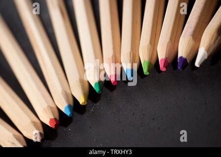 Groupe des crayons sur une table. Banque D'Images