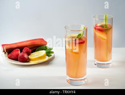 Limonade bio faits maison avec des fraises, rhubarbe et menthe et dans deux verres sur le fond en bois. Boisson aromatisée naturelle saine. Banque D'Images