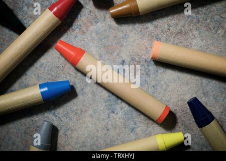 Groupe des crayons de cire sur une table. Banque D'Images