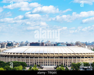 Moscou, Russie - 27 MAI 2019 : avis de Complexe olympique Luzhniki et panorama de Moscou à partir de la plate-forme d'observation sur le mont des Moineaux (Vorobyovy Gory) dans Banque D'Images