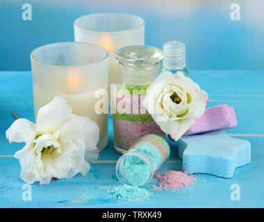 Composition avec sels aromatiques dans des bouteilles en verre, sur fond bleu Banque D'Images