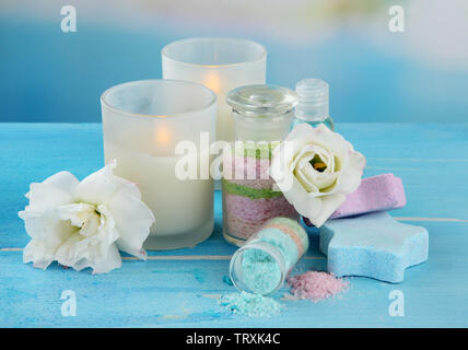 Composition avec sels aromatiques dans des bouteilles en verre, sur fond bleu Banque D'Images