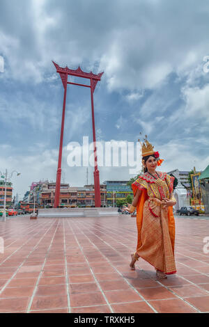 BANGKOK, THAÏLANDE - septembre 16,2018 : femme thaïlandaise en costume traditionnel thaïlandais montrent robe de danse thaïe à la Giant Swing (monuments de Bangkok) sur le SE Banque D'Images