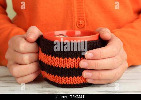 Tasse avec étoffes de chose sur elle de femmes close up Banque D'Images