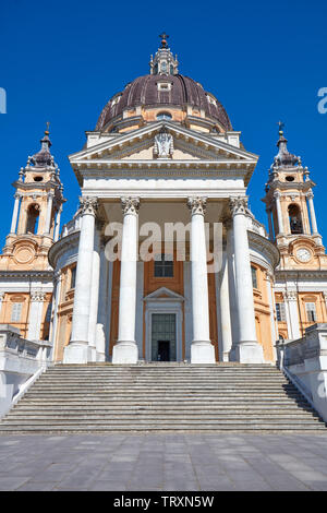 Basilique de Superga sur les collines de Turin, dans un escalier vide journée ensoleillée en Italie Banque D'Images