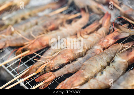 De nombreuses crevettes Rivière était grillée sur un poêle traditionnel Banque D'Images