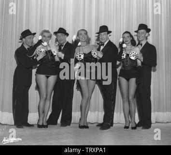 Théâtre dans les années 1950. Un groupe de comédiens posant sur scène. Les trois femmes sont le port du téléphone à l'ancienne numérotation du numéro de rotatif rond, plaques et la composition sont les quatre hommes. La Suède 1953 Kristoffersson BL8-12 Banque D'Images