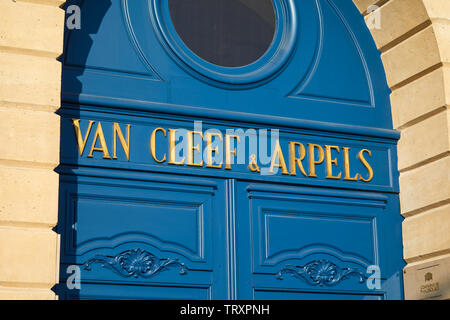 PARIS, FRANCE - 21 juillet 2017 : Van Cleef et Arpels fashion boutique de luxe de la place Vendôme à Paris, France. Banque D'Images