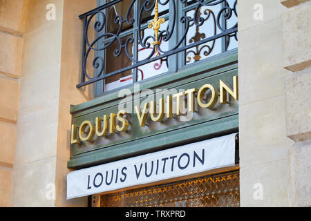 PARIS, FRANCE - 21 juillet 2017 : Louis Vuitton luxury store se connecter place Vendôme à Paris, France. Banque D'Images