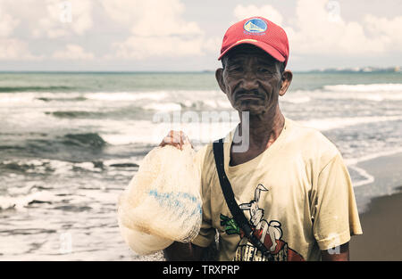 Manille, Philippines - 7 septembre, 2016 : Portrait d'un pêcheur philippin à la mer Banque D'Images