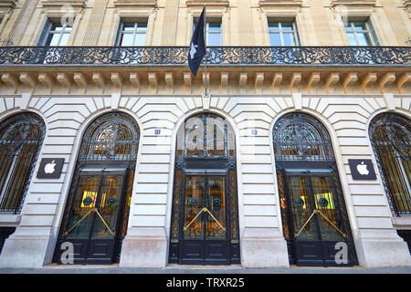 PARIS, FRANCE - 21 juillet 2017 : Apple store fermé sur l'extérieur et la façade de l'immeuble à Paris, France. Banque D'Images