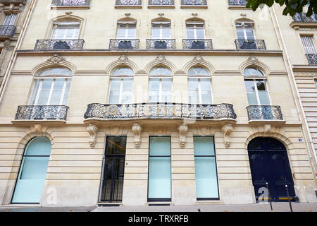 PARIS, FRANCE - 22 juillet 2017 : en construction Givenchy avenue George V à Paris, France. Banque D'Images