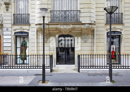 PARIS, FRANCE - 22 juillet 2017 : Giorgio Armani fashion boutique de luxe dans l'avenue Montaigne à Paris, France. Banque D'Images