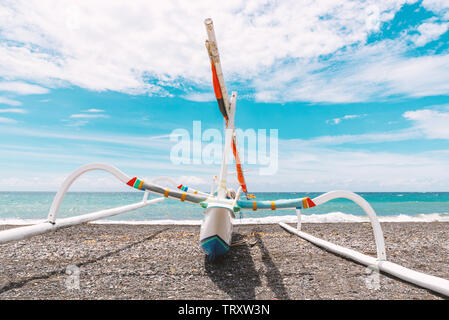 Bateau de pêche traditionnel appelé jukung sur Amed beach à Bali, Indonésie Banque D'Images